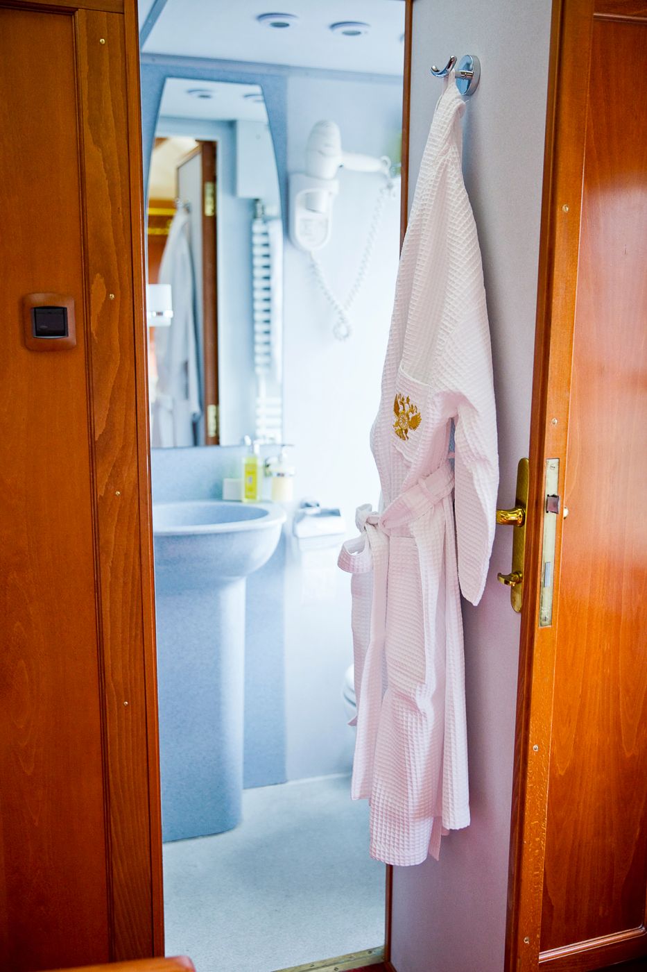 Deluxe cabin en-suite bathroom