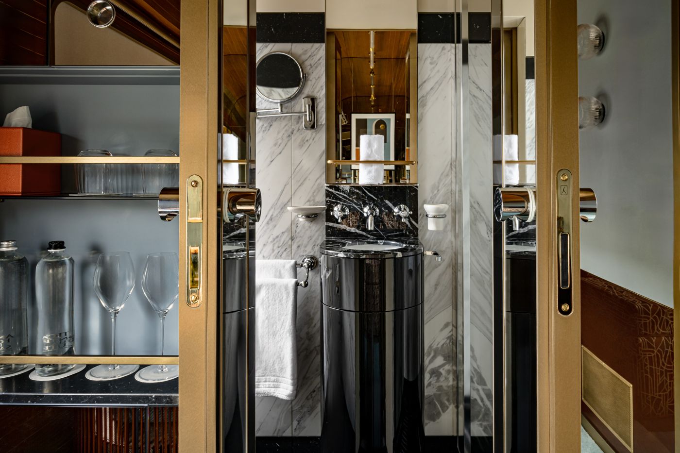 Deluxe Cabin en-suite bathroom