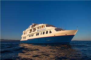 Natural Paradise Luxury Yacht