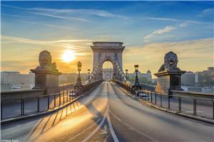 Visit the Iconic Chain Bridge