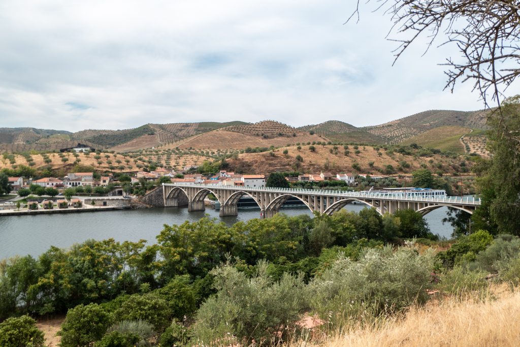 Ponte Almirante Sarmento Rodrigues sobre o Rio Douro, enquadrada pela paisagem montanhosa e vinícola de Barca d'Alva, no coração do Douro Internacional em Portugal