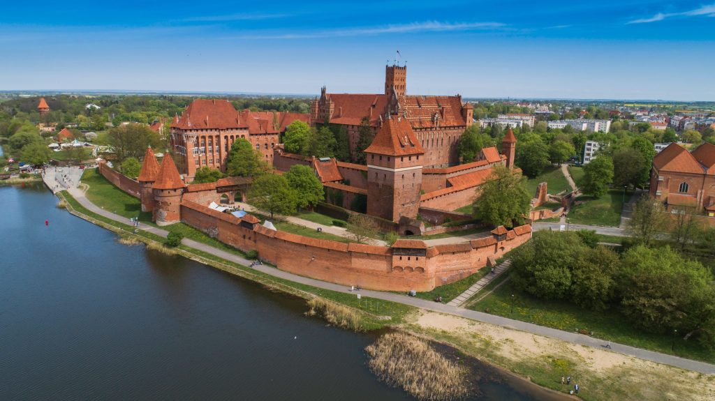 Malbork nad rzeką Nogat największy średniowieczny murowany zamek z lotu ptaka