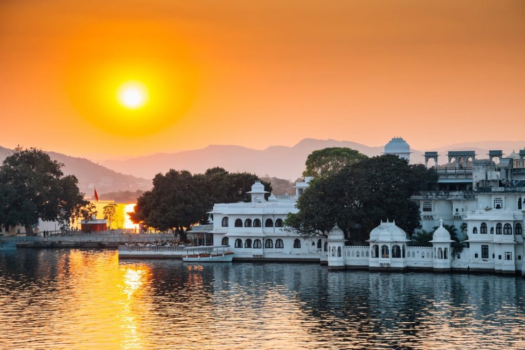 Lake Pichola Sunset, Udaipur: Palace Tours India