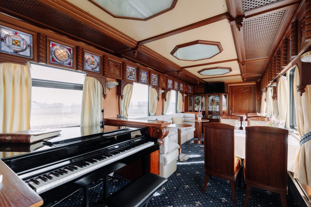 Golden Eagle: the bar lounge car