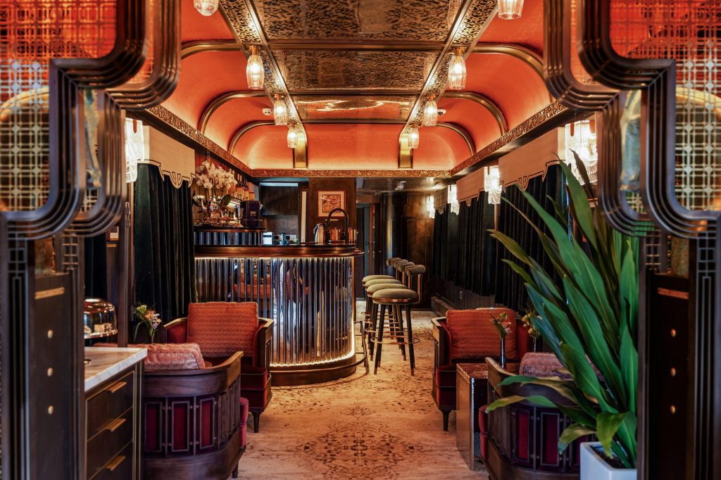 Golden Eagle Silk Road Express: the bar lounge car