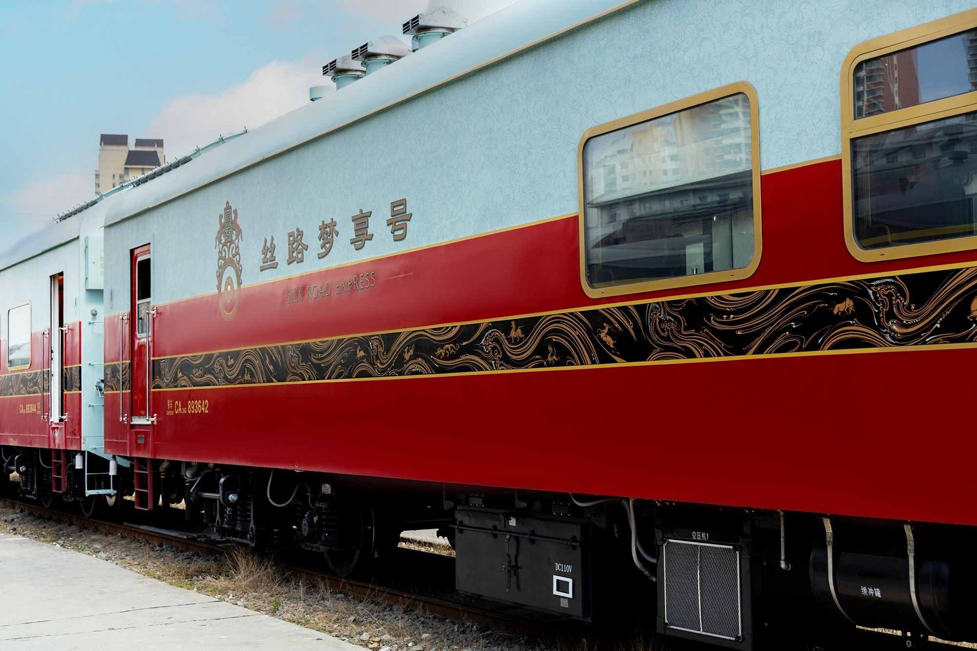 Golden Eagle Silk Road Express: the train livery