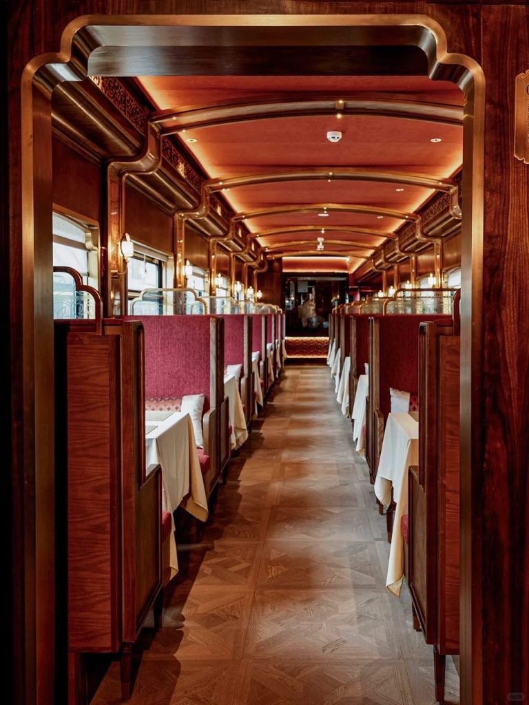 Golden Eagle Silk Road Express: the Chinese-style dining car