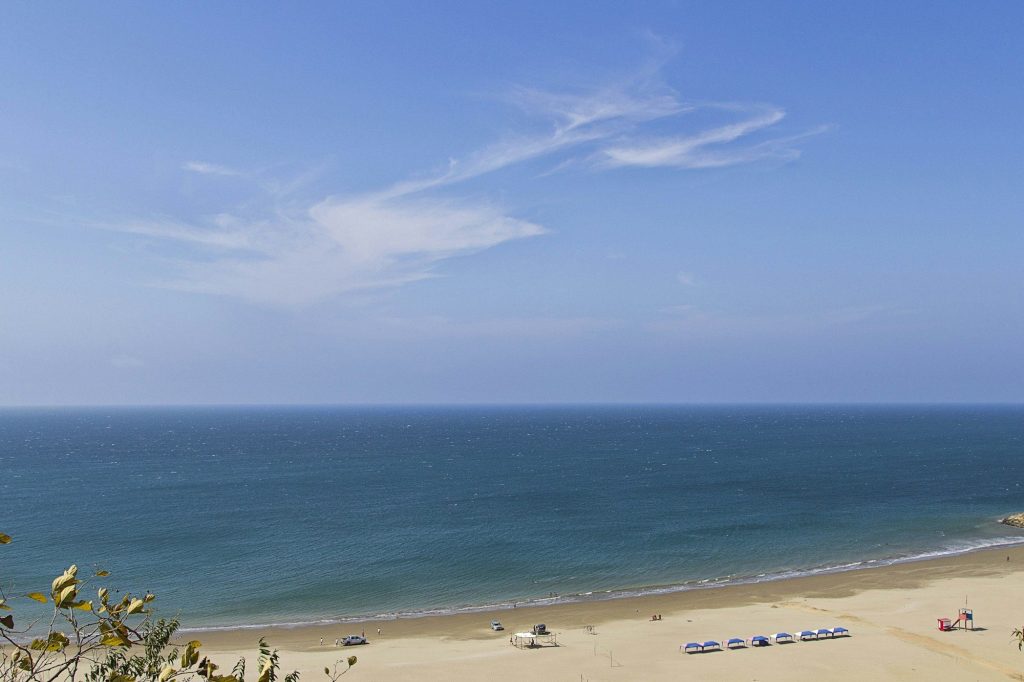 An aerial view of beach and ocean — Santa Marianita, Manta, Ecuador