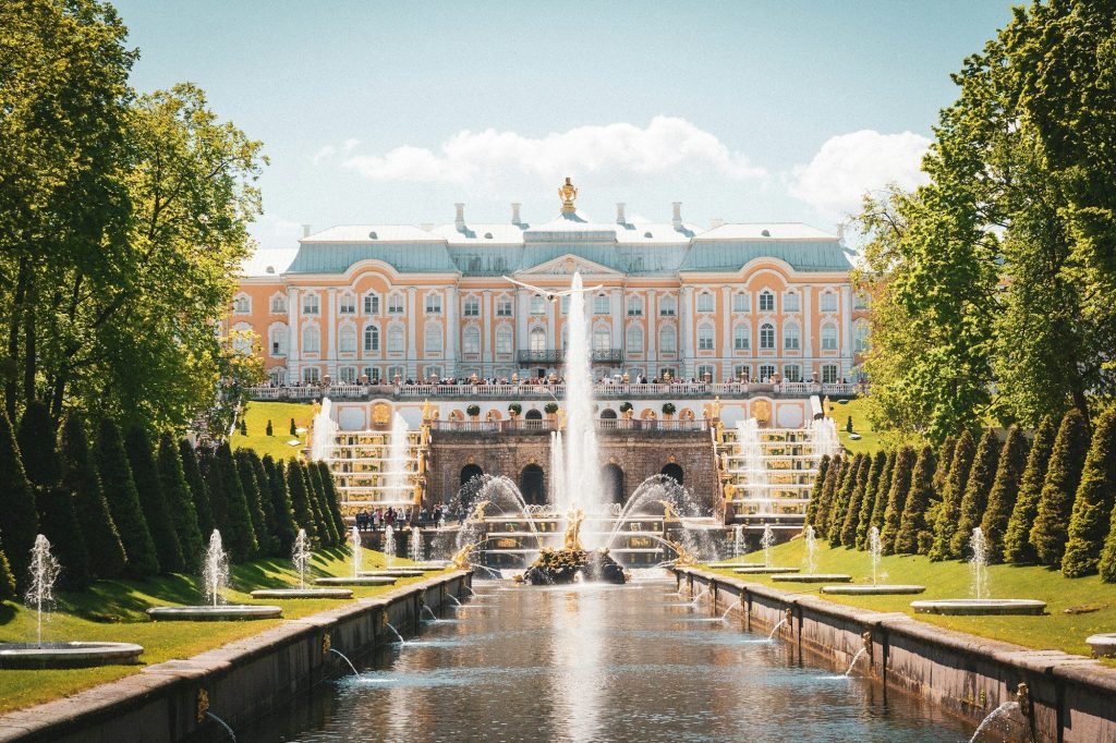 The fountains of Peterhof Palace — Peterhof, Saint Petersburg, Russia