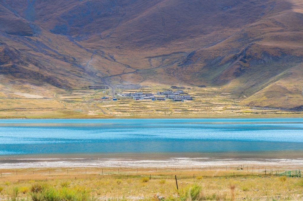 A high lake on the Tibetan plateau — Tibet, China